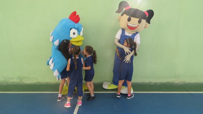 instituto-de-educacao-canaa-visita-galinha-pintatinha-