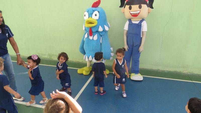instituto-de-educacao-canaa-visita-galinha-pintatinha-