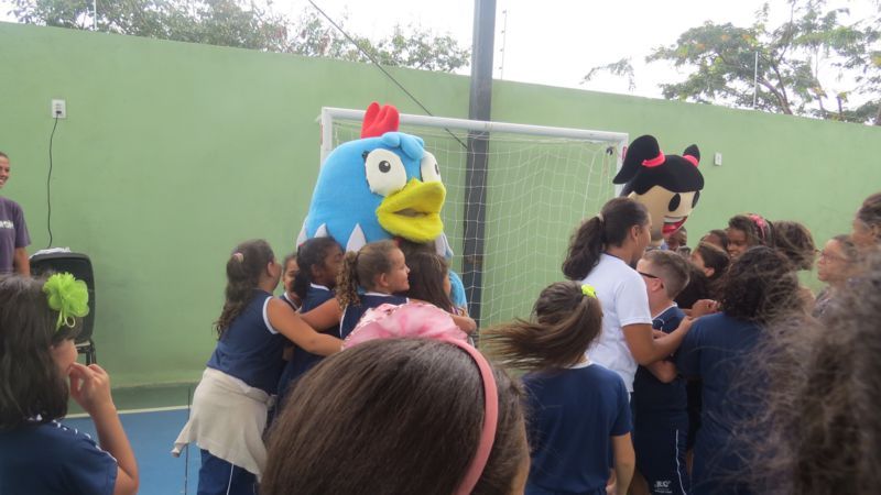 instituto-de-educacao-canaa-visita-galinha-pintatinha-